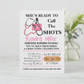 Sie ist bereit, den Shots Nursing Abschluss zu nen Einladung (Stehend Vorderseite)