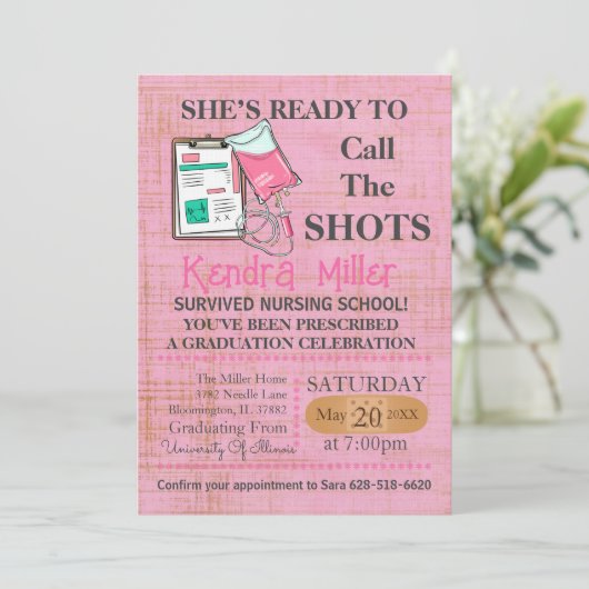 Sie ist bereit, den Shots Nursing Abschluss zu nen Einladung (Stehend Vorderseite)