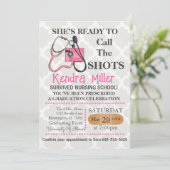 Sie ist bereit, den Shots Nursing Abschluss zu nen Einladung (Stehend Vorderseite)