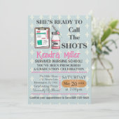 Sie ist bereit, den Shots Nursing Abschluss zu nen Einladung (Stehend Vorderseite)