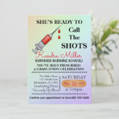 Sie ist bereit, den Shots Nursing Abschluss zu nen Einladung (Stehend Vorderseite)