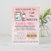 Sie ist bereit, den Shots Nursing Abschluss zu nen Einladung (Stehend Vorderseite)