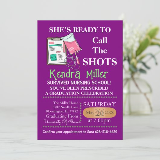 Sie ist bereit, den Shots Nursing Abschluss zu nen Einladung (Stehend Vorderseite)