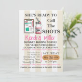 Sie ist bereit, den Shots Nursing Abschluss zu nen Einladung (Stehend Vorderseite)