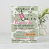 Sie ist bereit, den Shots Nursing Abschluss zu nen Einladung (Stehend Vorderseite)