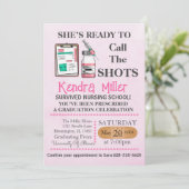 Sie ist bereit, den Shots Nursing Abschluss zu nen Einladung (Stehend Vorderseite)