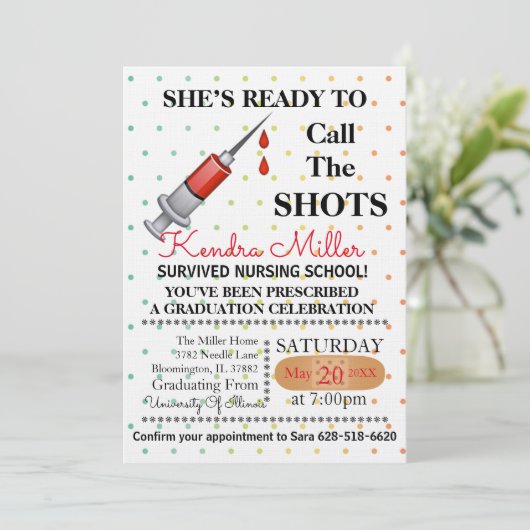 Sie ist bereit, den Shots Nursing Abschluss zu nen Einladung (Stehend Vorderseite)