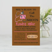 Sie ist bereit, den Shots Nursing Abschluss zu nen Einladung (Stehend Vorderseite)