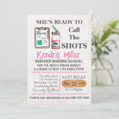 Sie ist bereit, den Shots Nursing Abschluss zu nen Einladung (Stehend Vorderseite)