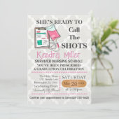 Sie ist bereit, den Shots Nursing Abschluss zu nen Einladung (Stehend Vorderseite)