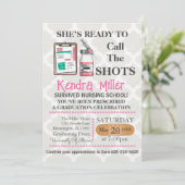 Sie ist bereit, den Shots Nursing Abschluss zu nen Einladung (Stehend Vorderseite)