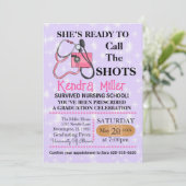 Sie ist bereit, den Shots Nursing Abschluss zu nen Einladung (Stehend Vorderseite)