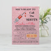 Sie ist bereit, den Shots Nursing Abschluss zu nen Einladung (Stehend Vorderseite)