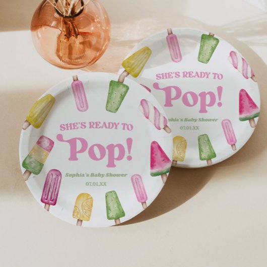 Sie ist bereit zum Pop einer rosa Kinderdusche Pappteller