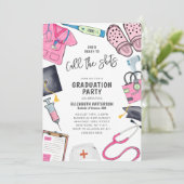 Sie ist Bereiter Call Shots Nursing School Abschlu Einladung (Stehend Vorderseite)