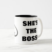 SIE ist DER CHEF! Zweifarbige Tasse (VorderseiteRechts)