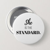 Sie ist der Maßstab – kühnes weibliches Empowermen Button (Vorne & Hinten)