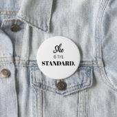 Sie ist der Maßstab – kühnes weibliches Empowermen Button (Beispiel)