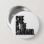 Sie ist der Maßstab, Motivationszitat-Kunst Button (Vorne & Hinten)