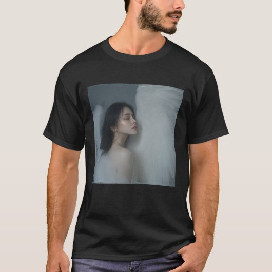 —Sie ist der Schlafende Engel. T-Shirt (Vorderseite)