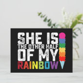 Sie ist die andere Hälfte meines Regenbogenschwuls Einladung (Stehend Vorderseite)
