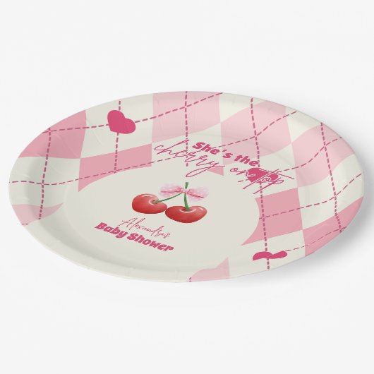 Sie ist die Cherry auf der Babydusche Pappteller (Schrägansicht)