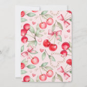 Sie ist die Cherry auf der Top Coquette Baby Dusch Einladung (Rückseite)