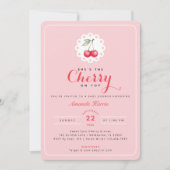 Sie ist die Cherry auf der Top Coquette Baby Dusch Einladung (Vorderseite)