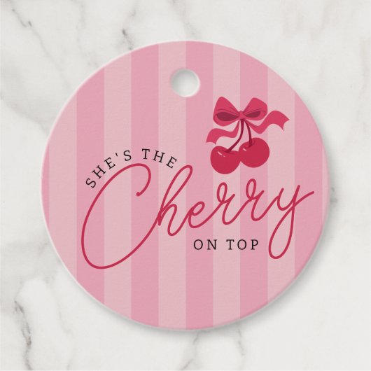 Sie ist die Cherry auf der Top Pink Baby Dusche Geschenkanhänger (Vorderseite)