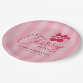 Sie ist die Cherry auf der Top Pink Baby Dusche Pappteller (Schrägansicht)