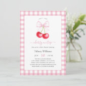 Sie ist die Cherry auf der Whimsical Bow Baby Dusc Einladung (Stehend Vorderseite)