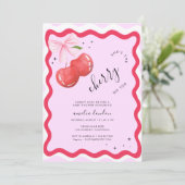 Sie ist die Cherry-on-Top Coquette Baby-Dusche Einladung (Stehend Vorderseite)