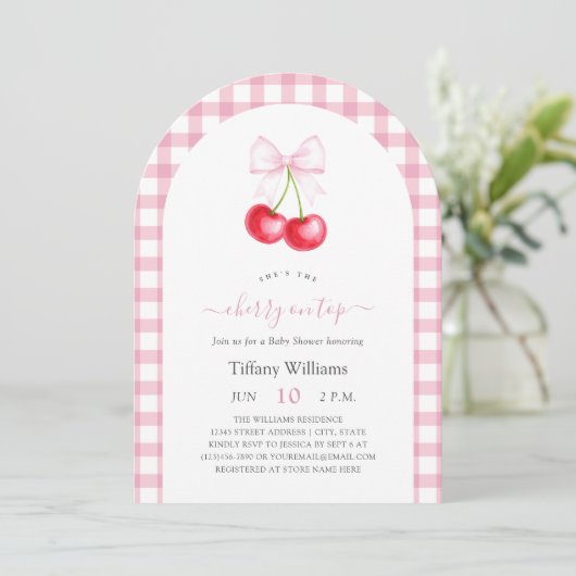 Sie ist die Cherry On Top Pink Gingham Baby Dusche Einladung (Stehend Vorderseite)