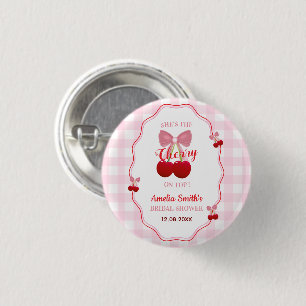 Sie ist die Kirsche auf dem rosa Schleifen-Jungges Button