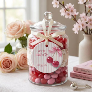Sie ist die Kirsche auf dem roten rosa Schleifen-B Geschenkanhänger