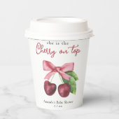 Sie ist die Kirsche auf der Babydusche Pappbecher (Vorderseite)