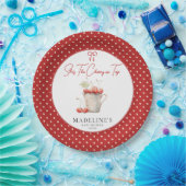 Sie ist die Kirsche auf der obersten Papierplatte Pappteller (Party)