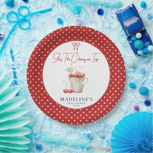 Sie ist die Kirsche auf der obersten Papierplatte Pappteller (Party)