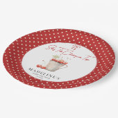 Sie ist die Kirsche auf der obersten Papierplatte Pappteller (Schrägansicht)