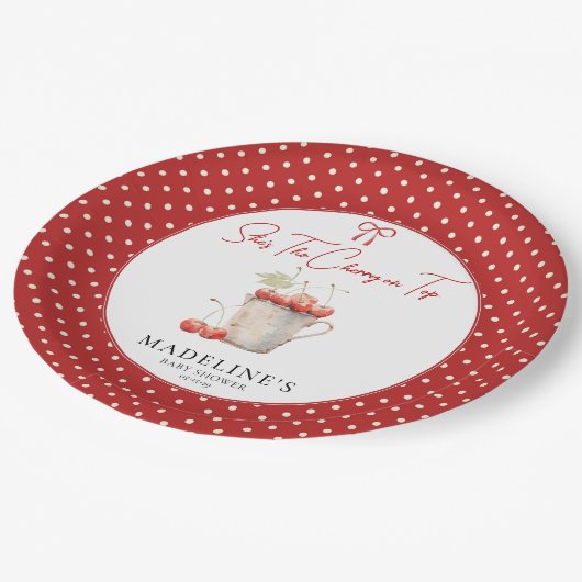 Sie ist die Kirsche auf der obersten Papierplatte Pappteller (Schrägansicht)