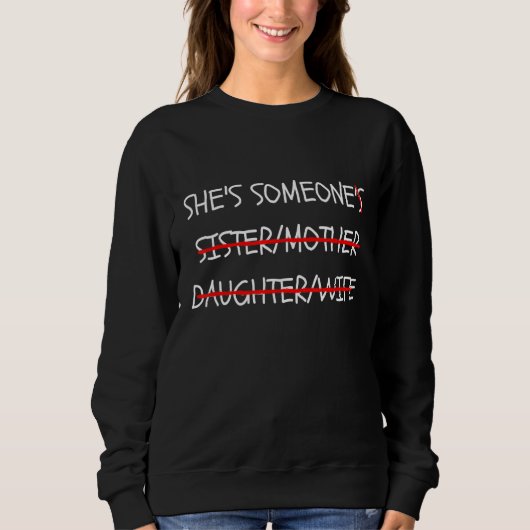 Sie ist die Tochter Mutter Schwester Ehefrau Cool Sweatshirt (Vorderseite)