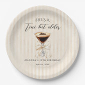 Sie ist ein bisschen älter Espresso Martini Geburt Pappteller (Vorderseite)