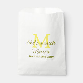 Sie ist ein Fang gelbe Monogramm-Junggesellinnen-A Geschenktütchen