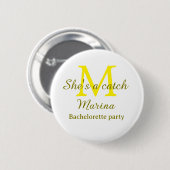 Sie ist ein Fang gelbe Monogramm Junggesellinnenab Button (Vorne & Hinten)