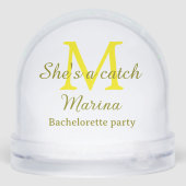 Sie ist ein Fang gelbe Monogramm-Junggesellinnenab Schneekugeln (Rückseite)