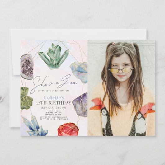 Sie ist ein Gem Crystals Gemstone Girl zum Geburts Einladung (Vorderseite)