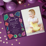 Sie ist ein Gem Crystals Gemstone Kid Foto Geburts Einladung<br><div class="desc">Diese trendige "she's a gem" Kindergeburtstag-Einladung mit juwelenfarbenen Kristallen und Edelsteinen. Die Rückseite weist ein Muster glänzender goldener Sterne auf. Personalisieren Sie es für Ihre Bedürfnisse. In meinem Geschäft finden Sie passende Produkte.</div>