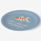 Sie ist ein Glücksfang Koi-Fisch Blau Junggesellin Pappteller (Schrägansicht)