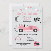 Sie ist ein schnelles, festlich rosa Rennwagen zum Einladung (Vorderseite)