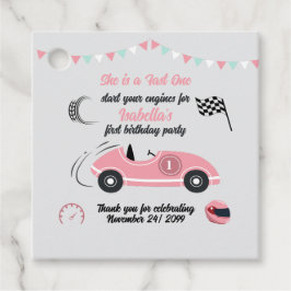 Sie ist ein schnelles, festlich rosa Rennwagen zum Geschenkanhänger